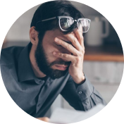 hombre cansado de pagar mucho con su tarifa de luz